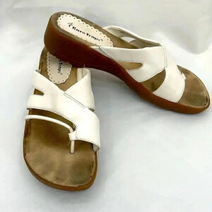BareTraps Organize White Leather Thong Sandal 8M 2” Heel Slide On EUC